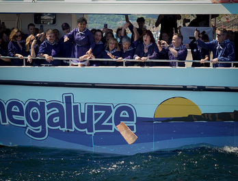 Nadia Nemeh Bermeoko alkateak jaurti du teila uretara.