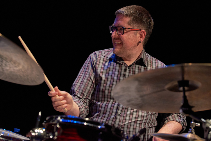 Xabi Olkoz baterista eta perkusiojotzailea.