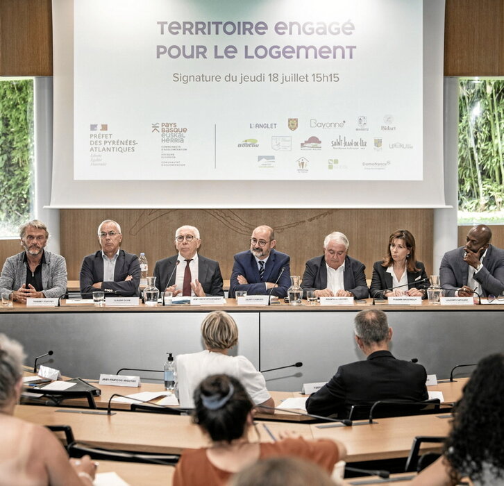La ratificación del acuerdo para promover la construcción de vivienda se desarrolló en Baiona.