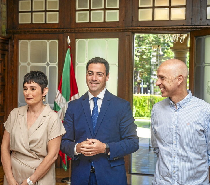 La representación de la direccion de LAB con el lehendakari en medio.