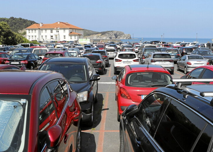 Coches aparcados en una localidad de la costa vasca.