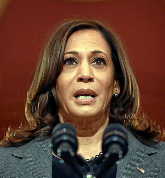 Kamala Harris habla en el Capitolio de EEUU el 6 de enero de 2022, en el aniversario del asalto.