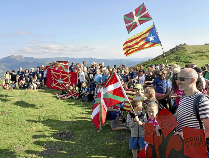 La Iniciativa Camino de los Pirineos de Gure Esku reunió a independentistas vascos y catalanes en Jaizkibel.