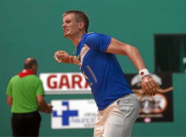 Jon Mariezkurrena, haserre, epaileak sanferminetako feriako finalean atxikia adierazi eta gero.