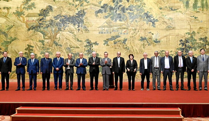 Foto de familia del acuerdo firmado ayer.