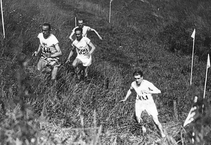 El atleta finlandés Paavo Nurmi compite en la prueba de campo a través en Paris 1924