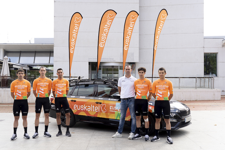 El director Jorge Azanza, con cinco de los ocho miembros de Euskaltel-Euskadi para la Vuelta.
