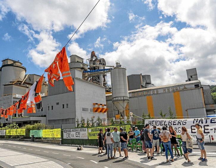 Buzo hutsak zintzilik aurkituko dituzu auzoko fabrikaren atarian.