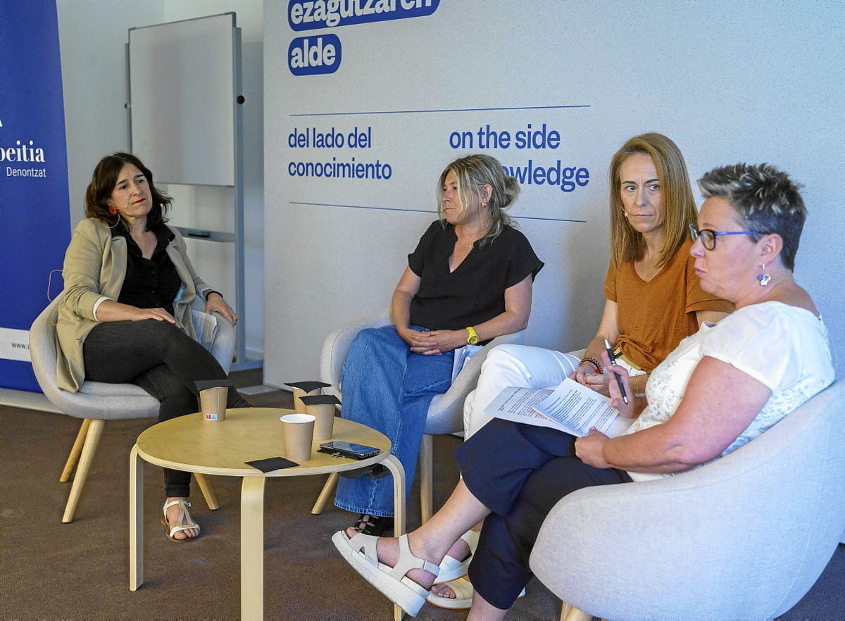 Ezkerretik eskuinera, Ilazki Albizuri, Miriam Arrieta eta Leire Aranburu –DBHko orientatzaileak– eta Edurne Korta, Azpeitiko Udaleko Hezkuntza teknikaria. (Jon URBE / FOKU)