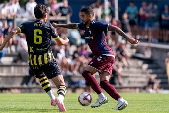 El brasileño Matheus Pereira durante un lance del amistoso contra el Barakaldo.