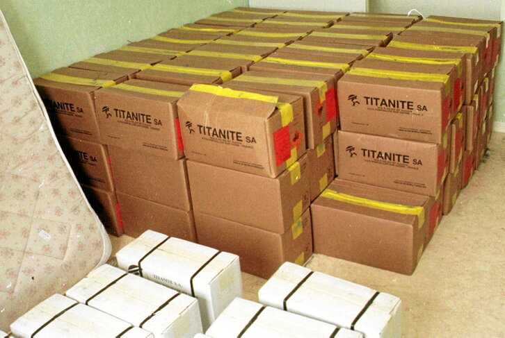 Pauen aurkitutako Titanite enpresaren kutxak.