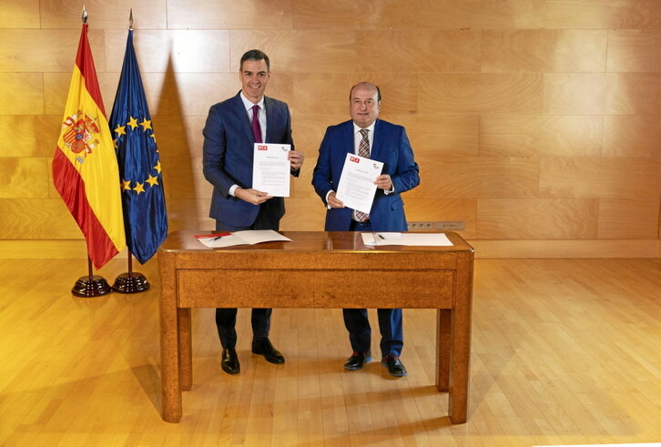 Pedro Sánchez y Andoni Ortuzar posaban sonrientes en noviembre tras el acuerdo alcanzado.