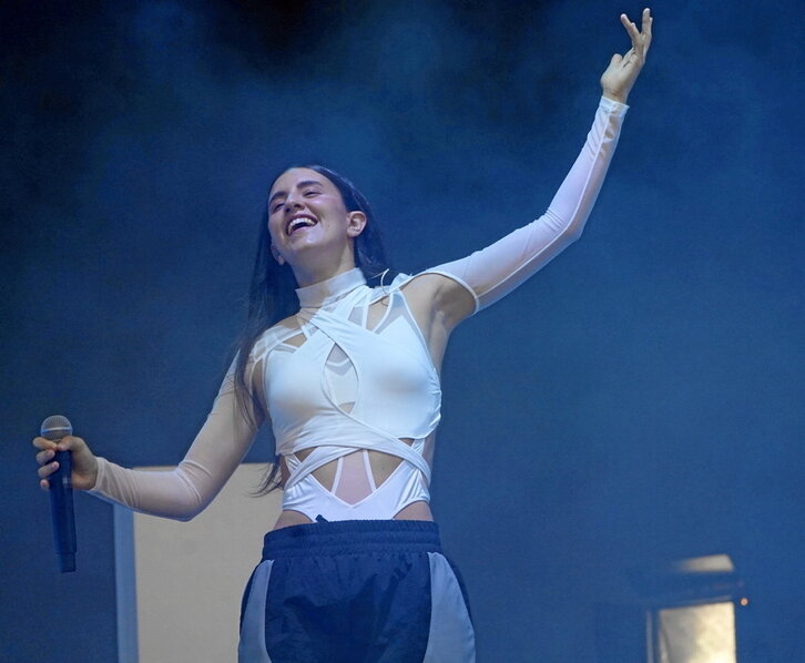 Izaro, en pleno concierto en el escenario de la playa de Gros.