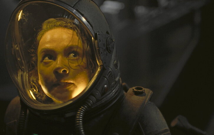 «Alien: Romulus» anida entre la claustrofobia de la primera película y las ráfagas de disparos desesperados de la secuela.