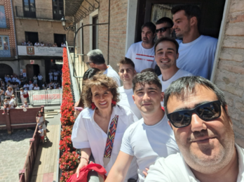 Imagen difundida por UPN, con la camiseta parcialmente borrada al fondo.