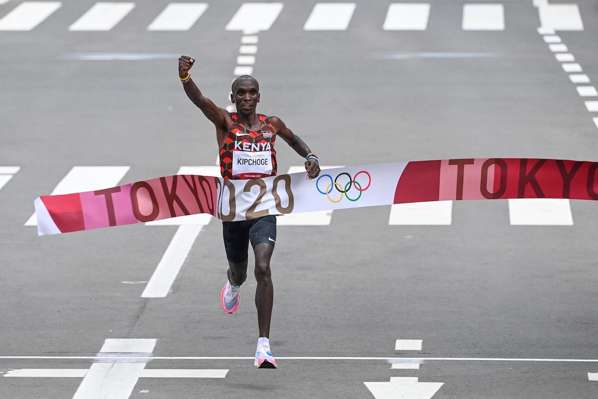 El maratoniano Eliud Kipchoge celebra la victoria en los JJOO de Tokio. (Charly TRIBALLEAU/AFP)