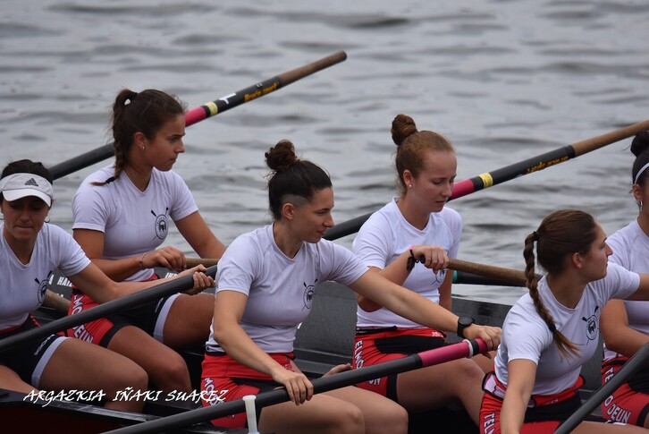 Leire Ibar Zumaiako arraunlaria irudiaren erdian, ababorreko tostan.