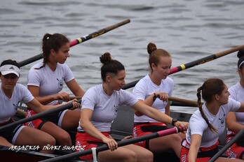 Leire Ibar Zumaiako arraunlaria irudiaren erdian, ababorreko tostan.