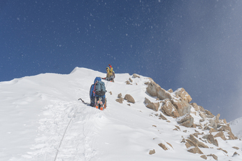 Takeda, Takenaka eta Nagayamak lan ederra egin dute Alaskan zintzilik zegoen jarduera batean.