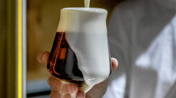 Un trabajador tira una caña de cerveza .