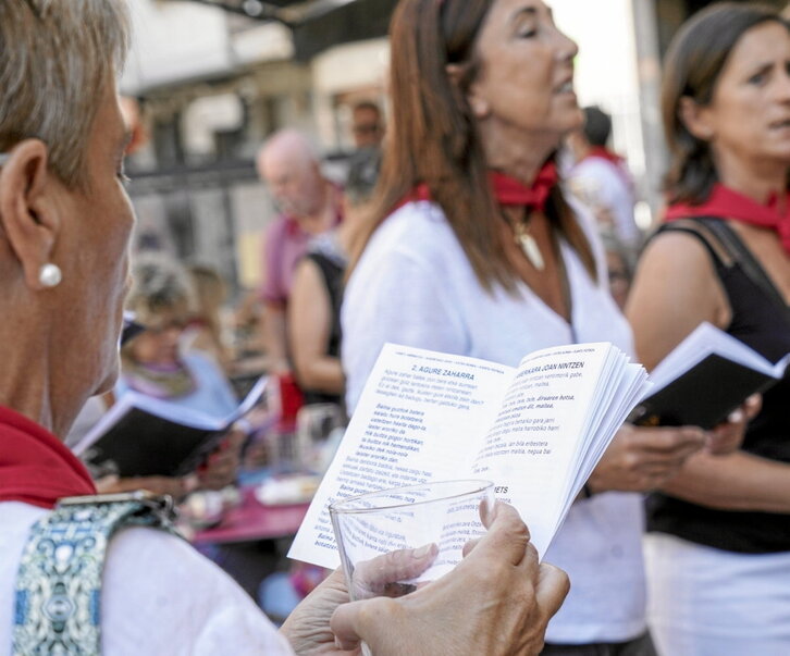 Kimetz abesbatzarekin kantu poteoa egingo dute igandean.