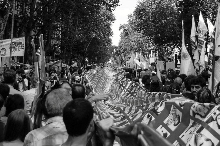 Bandera con fotografías de los desaparecidos durante la última dictadura militar en Argentina, en una manifestación de 2016.