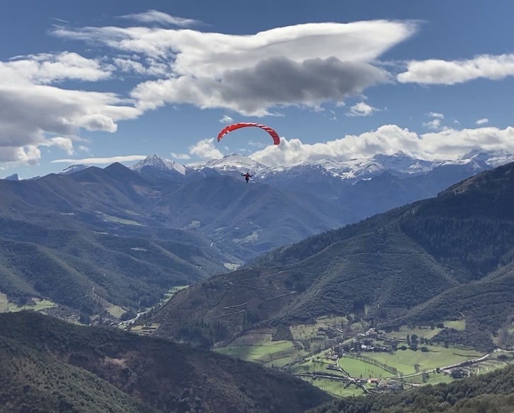 Una persona haciendo parapente, en una imagen de archivo.