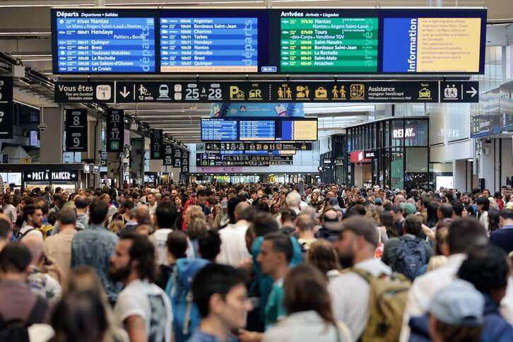 Pasajeros aguardan en las terminales de salida de la estación de tren de Montaparnasse, en París.