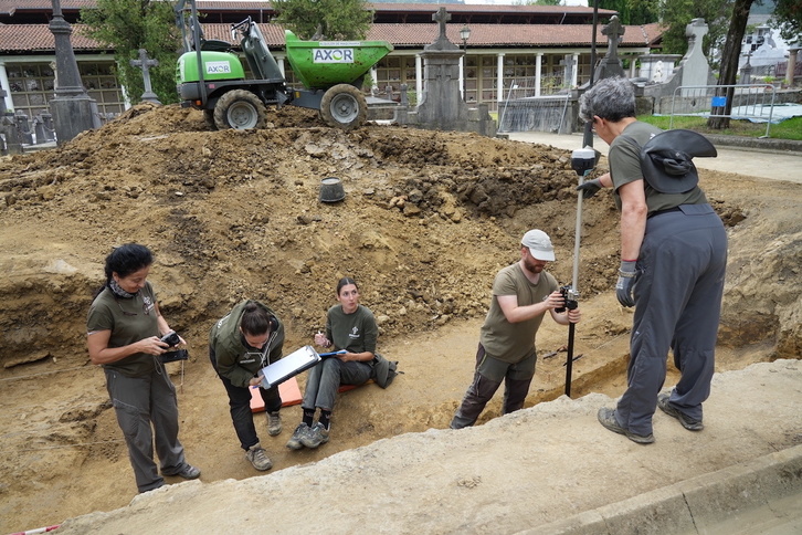 Trabajos de la tercera campaña que se está desarrollando en el cementerio de Zornotza para localizar a desaparecidos de la Guerra del 36.