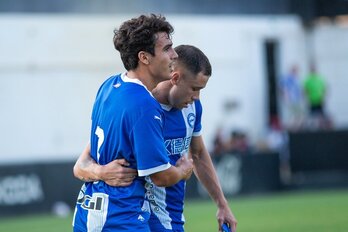 Manu Sánchez felicita a Conechny tras su gol frente al Valencia