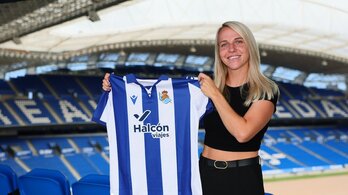 La centrocampista checa Klára Cahynová posa con la camiseta de la Real.