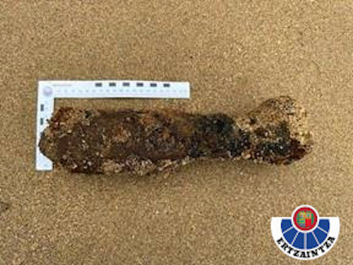 Obús de la Guerra del 36 hallado en la playa de Laga.
