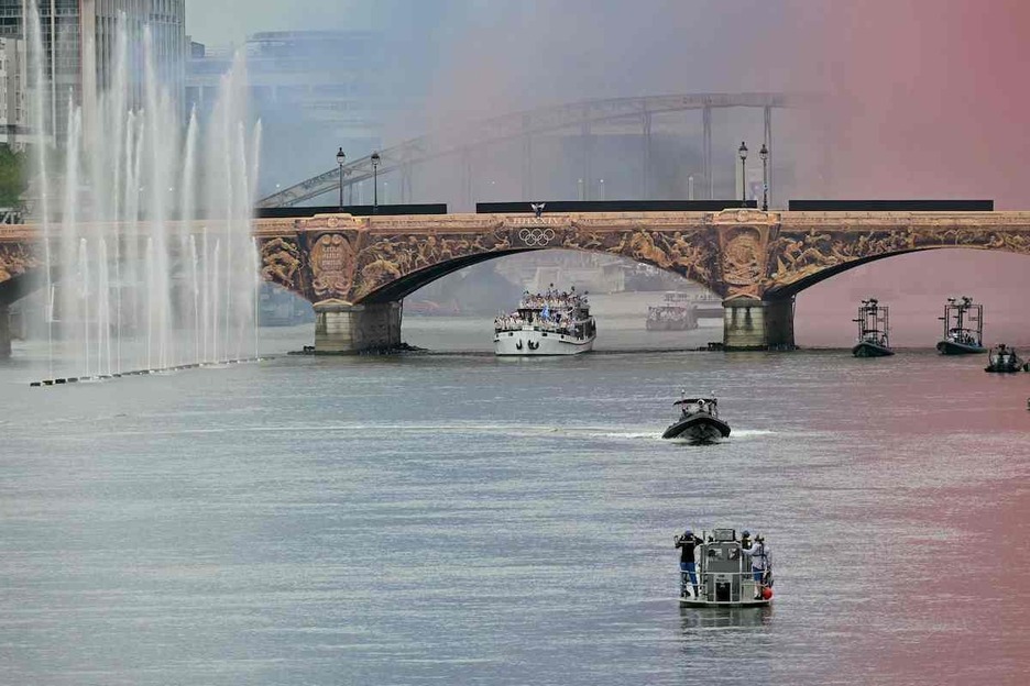 Greziako delegazioa, Pont d'Austerlitz zubitik pasatzen.
