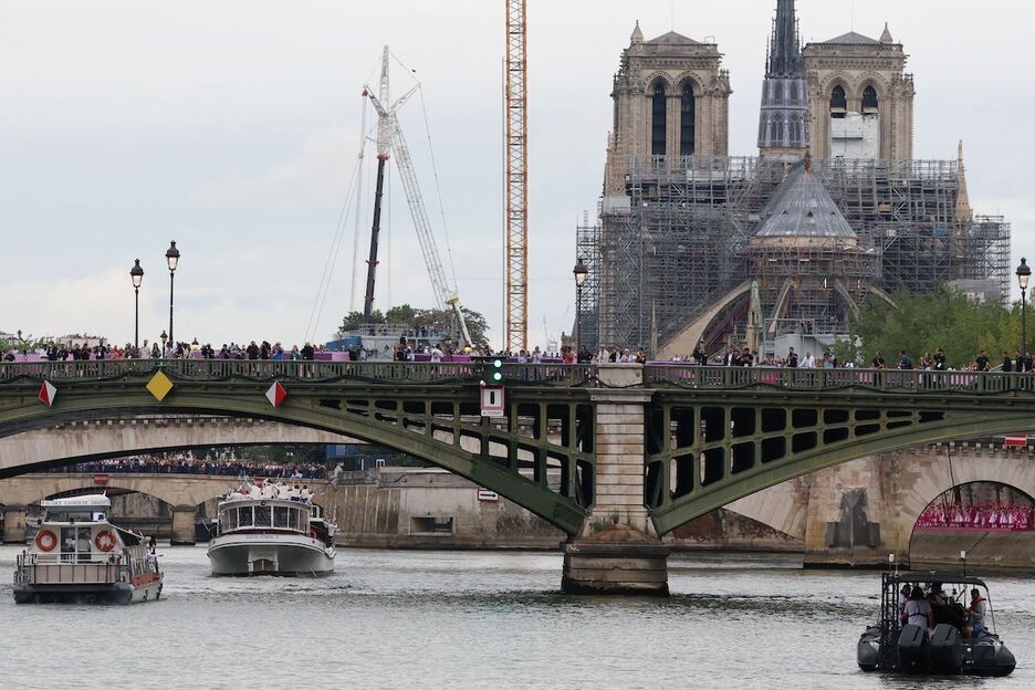 Zeremonia, berritzen ari den Notre Dameren paretik pasatzen.