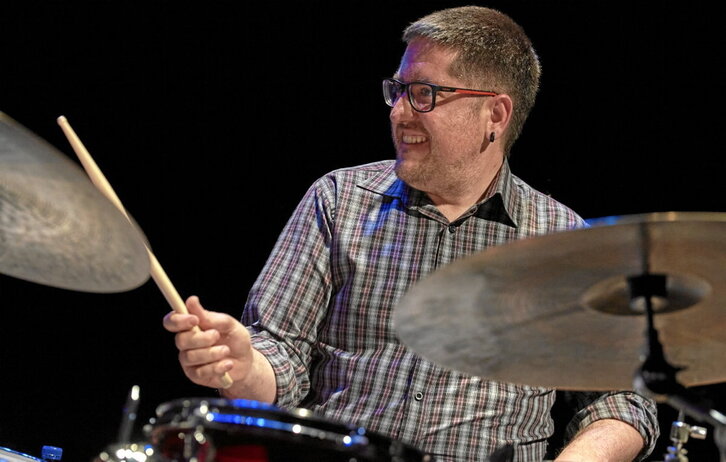 Xabi Olkoz bateria-jotzailea eta perkusionista.