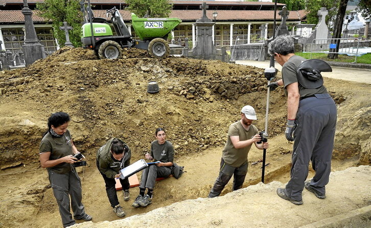 Trabajos de la tercera campaña que se está desarrollando en el cementerio de Zornotza para localizar a desaparecidos de la Guerra del 36.