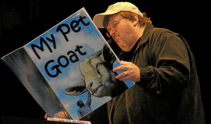 Moore parodia la actitud de Bush, cuando permaneció siete minutos leyendo este cuento infantil al ser informado del ataque a las Torres Gemelas.