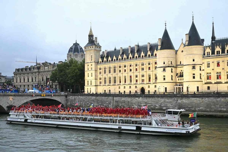 Zenbait delegazio Gojira talde baionarrak jo duen eraikinaren aurretik pasatzen.