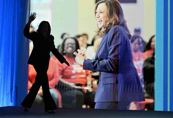 Kamala Harris llega para dar un discurso en un acto en Houston, Texas.