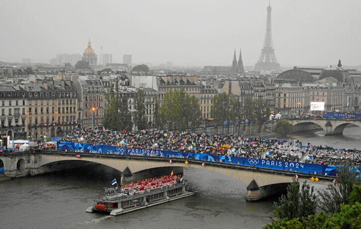 Irekiera ekitaldiko irudia. Lerro hauen azpian, bisitari bat jendarmeekin hitz egiten. Eskuinean, OMEko presidentea zuziarekin.