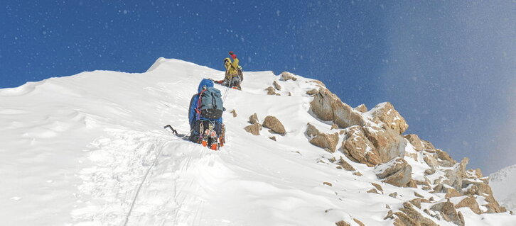 Takeda, Takenaka eta Nagayamak lan ederra egin dute Alaskan zintzilik zegoen jarduera batean.