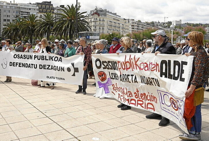 Concentración de la plataforma DOPA contra los recortes en centros de salud en verano.