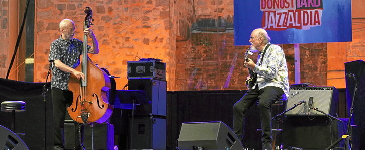 El dúo del guitarrista John Scofield y el bajista David Holland durante su actuación.