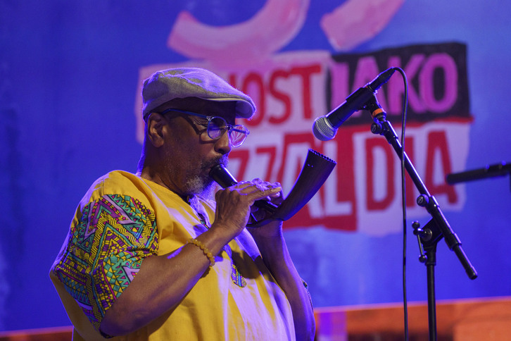 William Parker sorprendió entrando con la alboka.