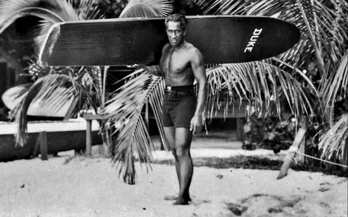 Duke Kahanamoku bere surf taularekin. (SURFERTODAY.COM)