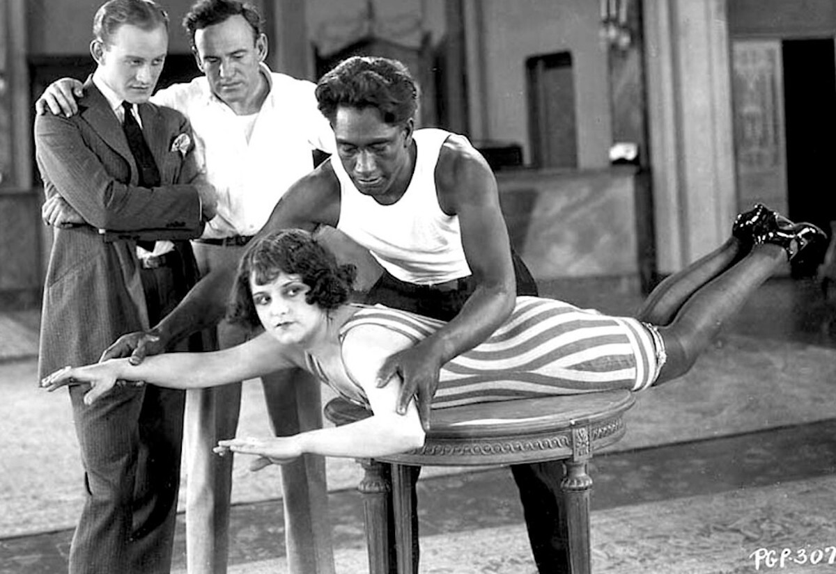 Duke surfa irakasten, Australiako lehen surflariari, Isabella Lethman gazteari. (SURFERTODAY.COM)