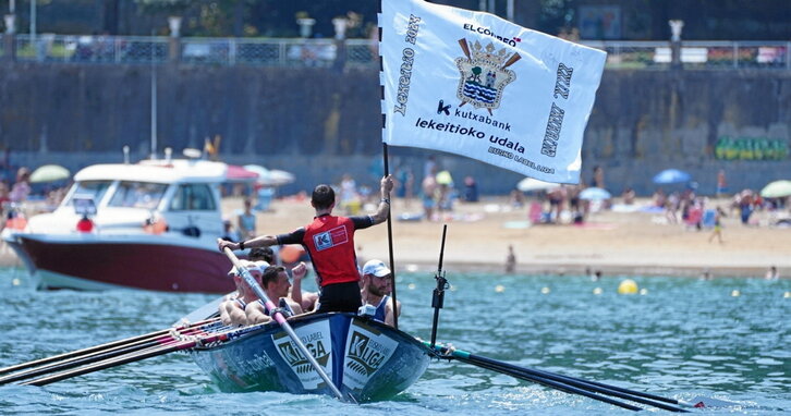 Arraun Lagunak, asko sufritu ostean, Lekeitioko banderarekin.
