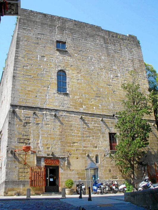 Hondarribiko gaztelua, urteetan zehar Karlos V.aren gaztelu gisa ezagutua izan dena.