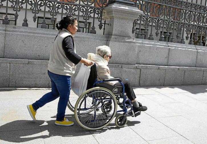 Haur zein helduen zaintzan desberdintasun nabarmenak daude, batez ere lehenbizikoen kasuan.