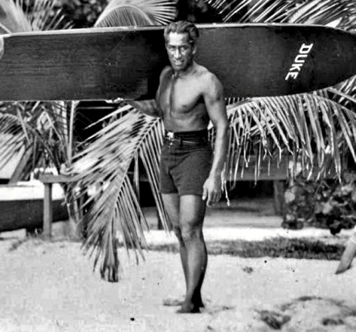 Duke Kahanamoku bere surf taularekin.
